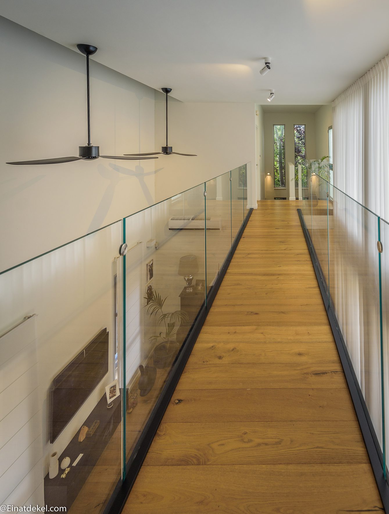 פרוזדור קומה שניה