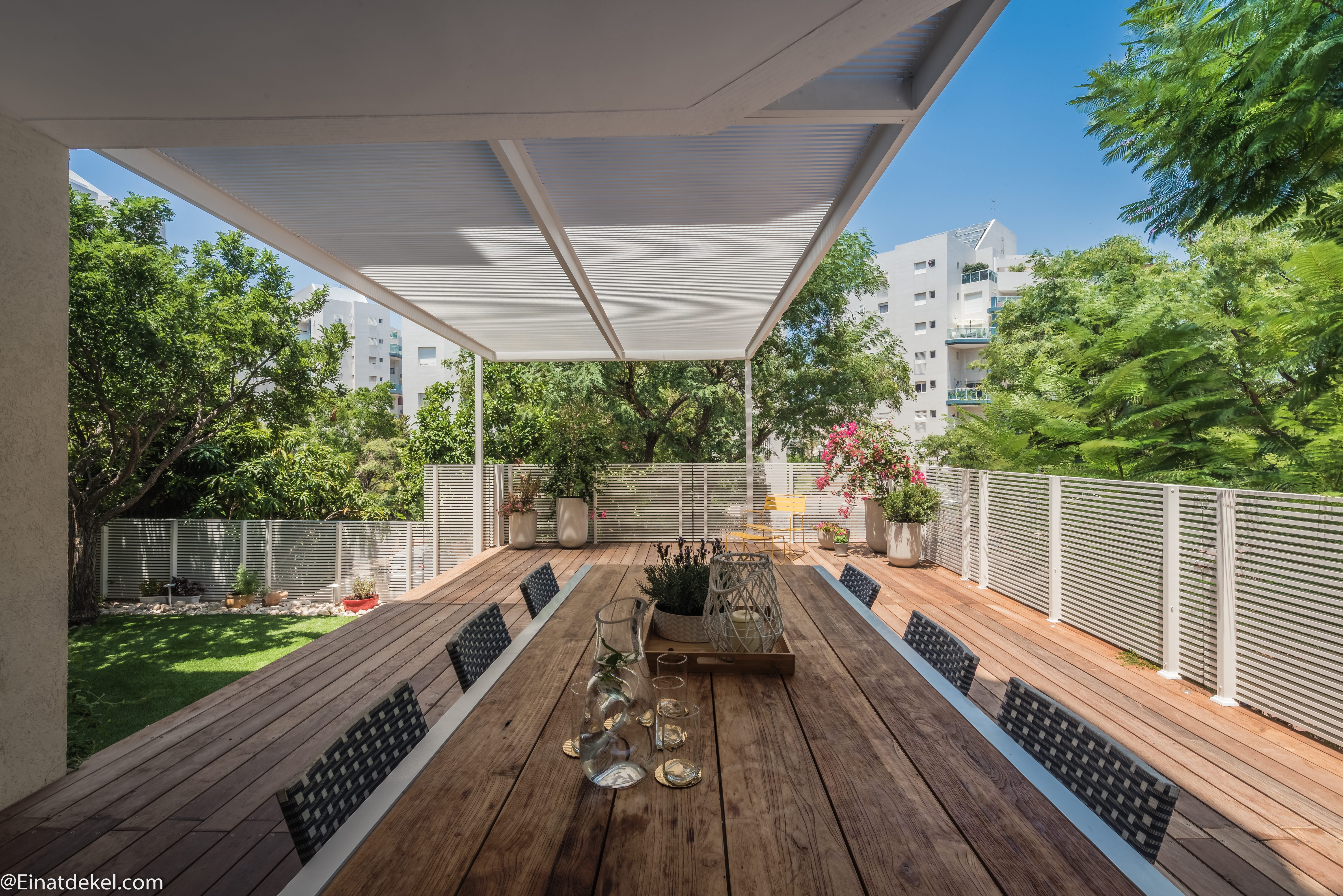 פינת אוכל חצר