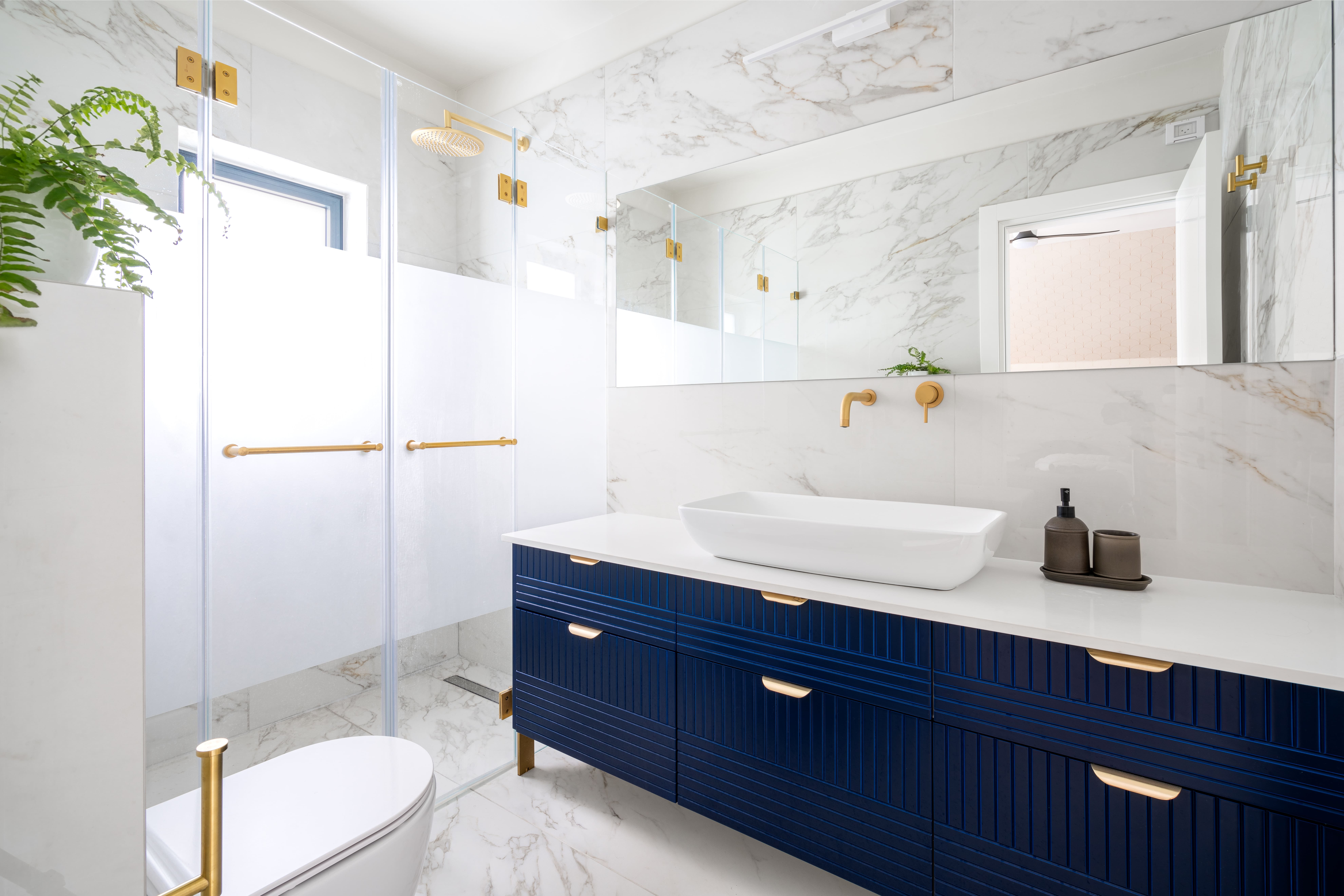 שידת אמבטיה שירותים ומקלחת