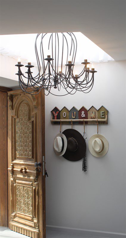 דלת נברשת מתלה כובעים