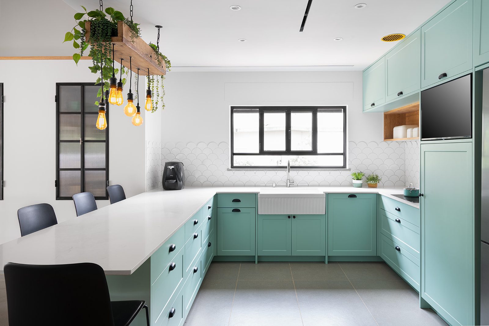 מטבח כפרי תכלת עם שיש לבן