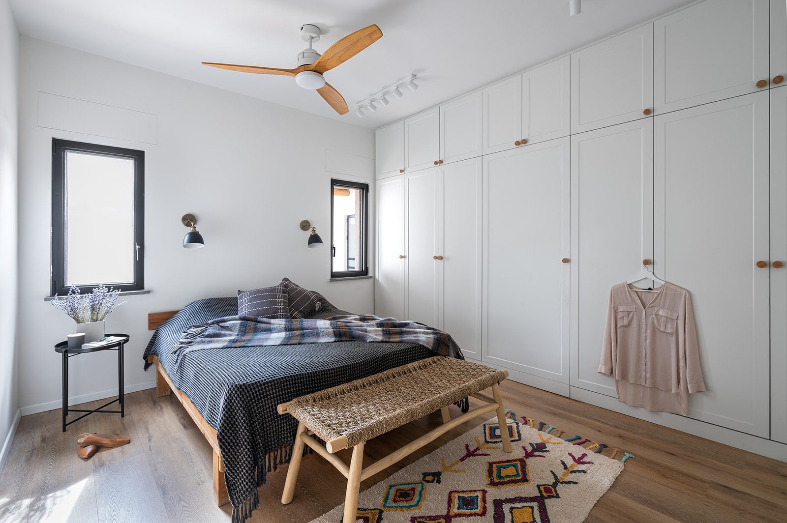 חדר שינה ארון בגדים מיטה