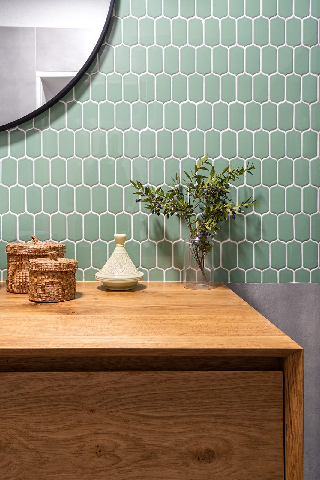 חדר רחצה עם לבנים ירקרקות